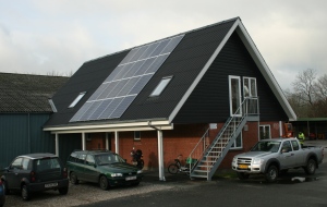 Et solcelleanlæg på taget af Materielgården i Tranderup forsyner en varmepumpe med elektricitet